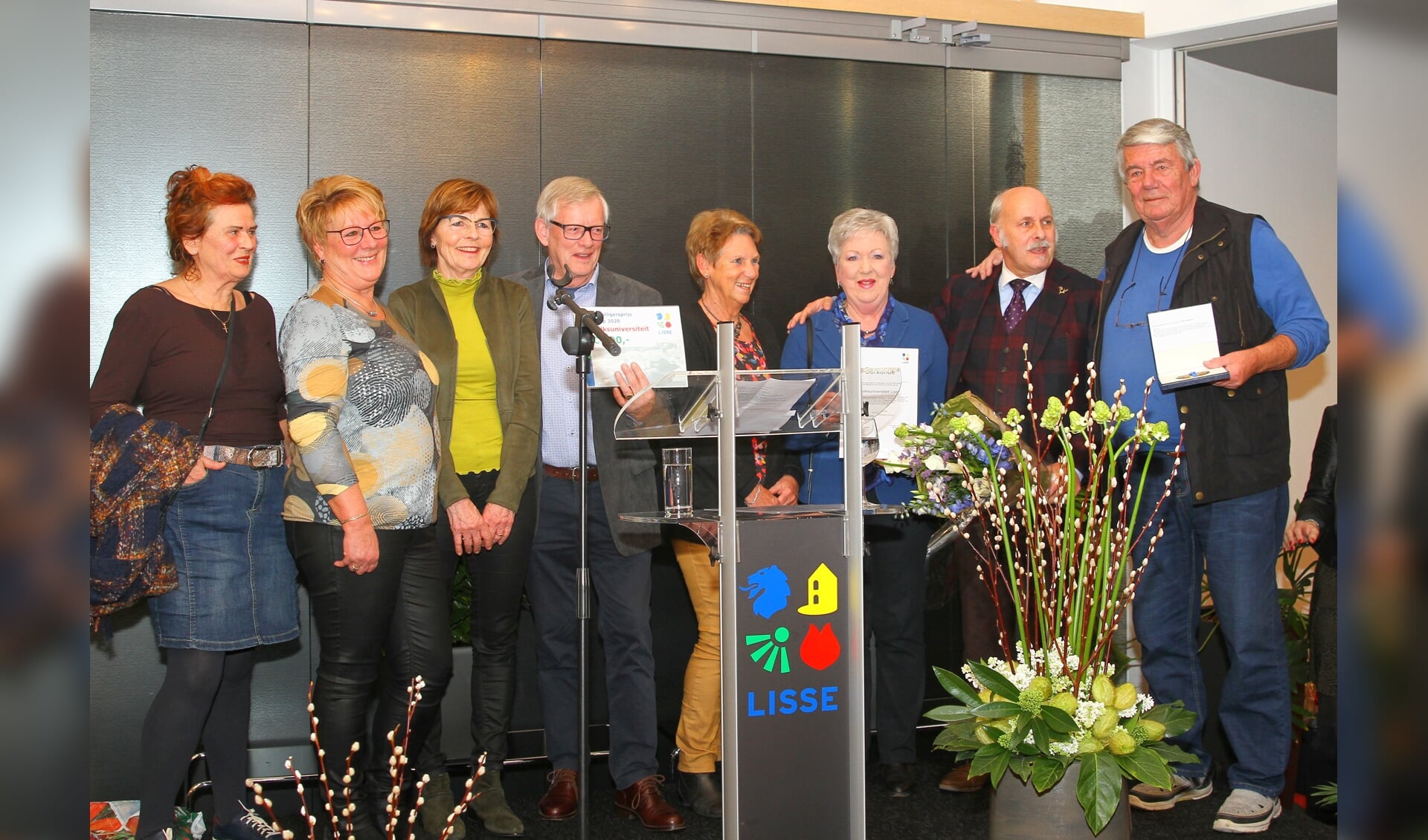 Het team van de Volksuniversiteit met rechts Peter Groeneveld die ook vrijwilliger van het jaar werd. | Foto: Arie in 't Veld