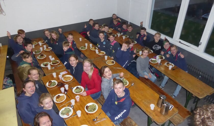 De warme maaltijd ging er wel in bij de Zeeverkenners. | Foto: Ina Verblaauw