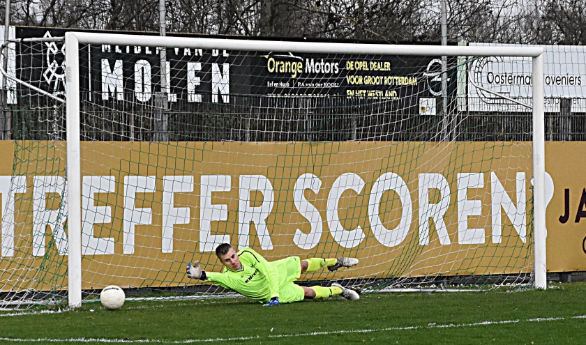 De strafschop van Dennis Bakker ging tegen de paal. | Foto: Piet van Kampen