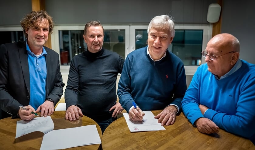 Hein van Heek (geheel links) en RCL voorzitter Dick van der Bijl tekenen het trainerscontract.