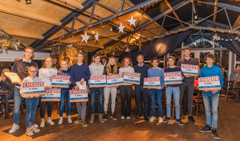 De sporttalenten die een bijdrage kregen, samen met Roelant Oltmans.
