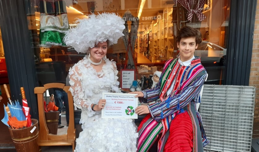 Acteurs Benjamin Jas (uit de voorstelling Joseph) en Chiara van Beek (Eliza Doolittle, My Fair Lady) ontvangen de cheque van 1.500 euro.