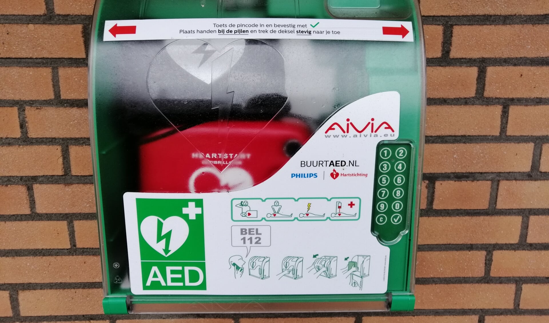 De AED hangt aan de gevel van de Maurickhof aan de Waardenburg 1-31. | Foto: PR