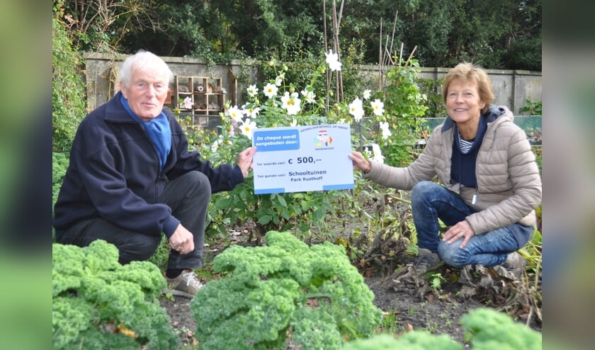<p>Krieno Bolt schenkt de cheque aan Helene van het Hof. Niet op de foto: Hennes Claassen, coördinator van het schooltuinteam.</p>