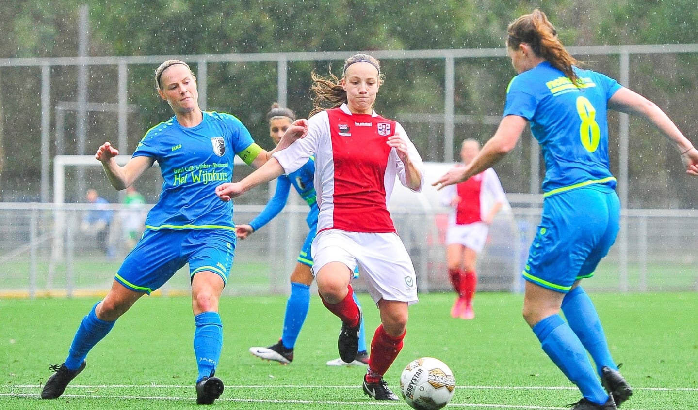 
Eline Blaauw in het centrum voorbij aanvoerster Jorie Schepers en Wenke Stedehouder maar het net werd niet gevonden.

