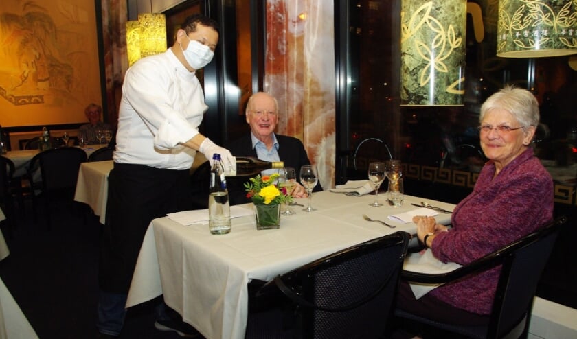 <p>Gastheer Ka Lun Ip van China House schenkt zijn gasten nog een mooi glas wijn in. | Foto Willemien Timmers</p>