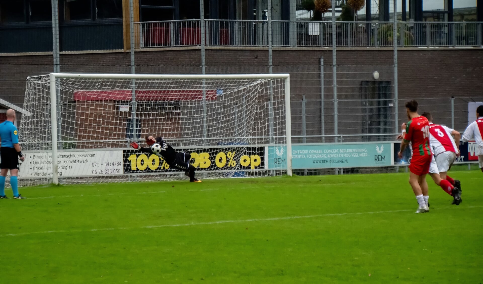 Andrew Bontje stopt de penalty van DSO. | Foto: J.P. Kranenburg