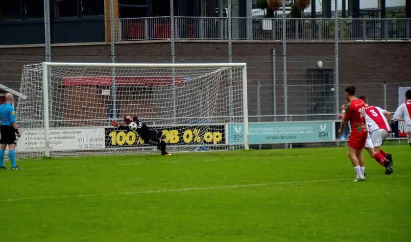 <p>Andrew Bontje stopt de penalty van DSO. | Foto: J.P. Kranenburg</p>  