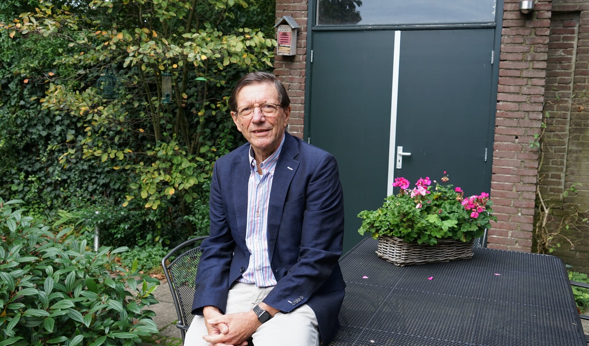 Wim Schellekens in zijn tuin in Leiderdorp. 