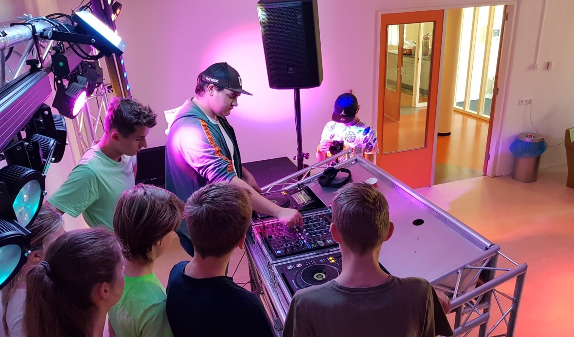 Natuurlijk mag een DJ booth niet ontbreken aan het nieuwe jongerencentrum. | Foto: PR