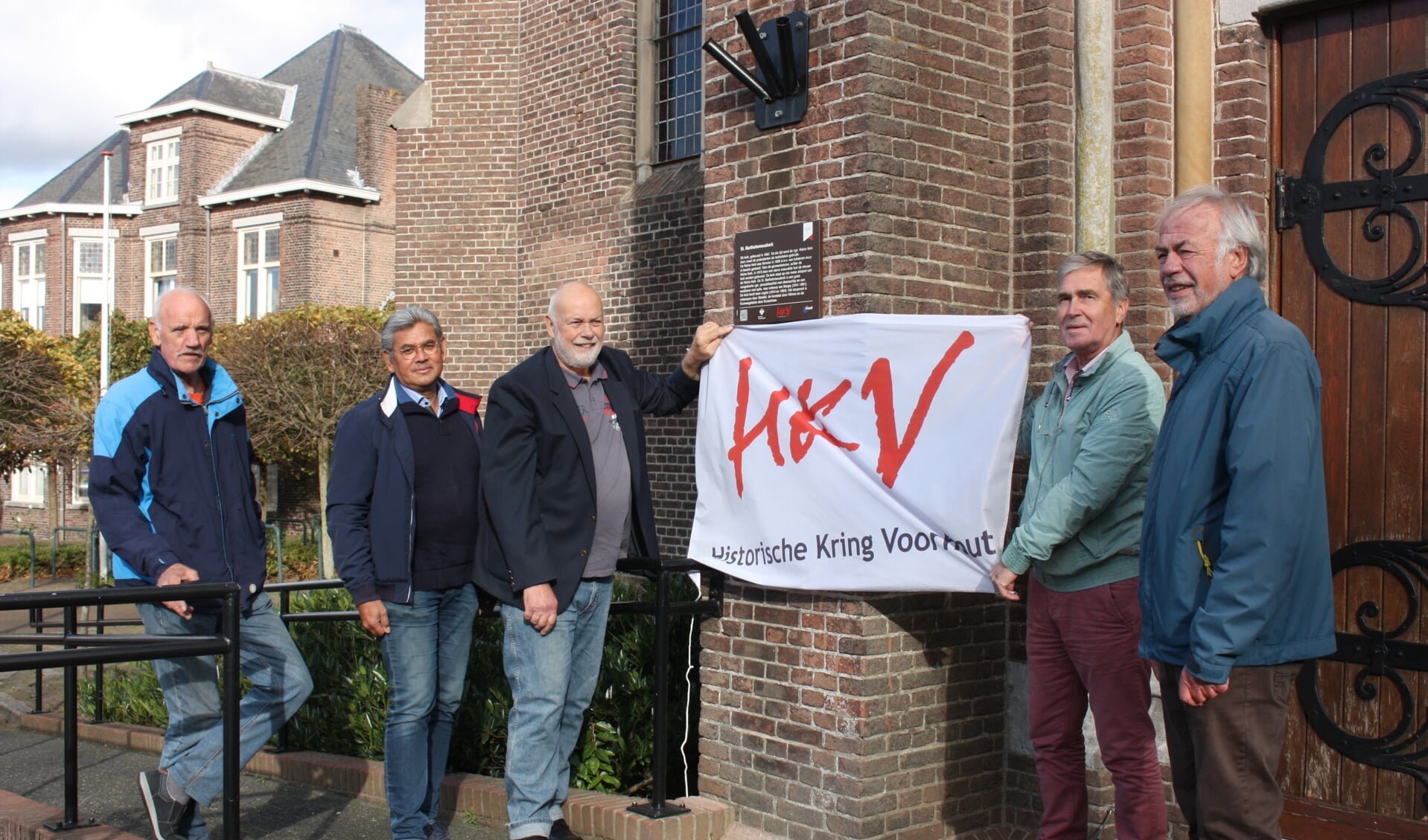 Ben Zwetsloot en Rob v.d. Velde (beide R.K. kerkbestuur), Aad v.d. Geest, (SOS), Chris Breeschoten (HKV) en Aad Boer (Warmelda)