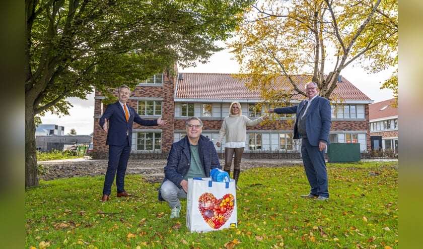 <p>Directeur-bestuurder Chrétien Mommers van Rijnhart Wonen overhandigt een van de eerste huurders haar sleutels. Rechts wethouder Willem Joosten, midden Peter van Kooten, manager Metropool Vastgoedontwikkeling. </p>