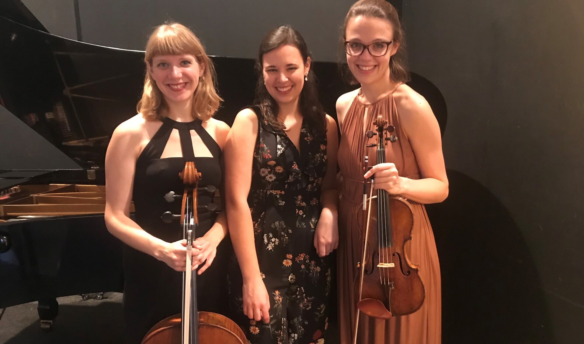 Het trio bestaat uit de Nederlandse violiste Emma Rhebergen, de veelzijdige Belgische pianiste Fem Devos, en de Amerikaanse celliste Anna Litvinenko, 