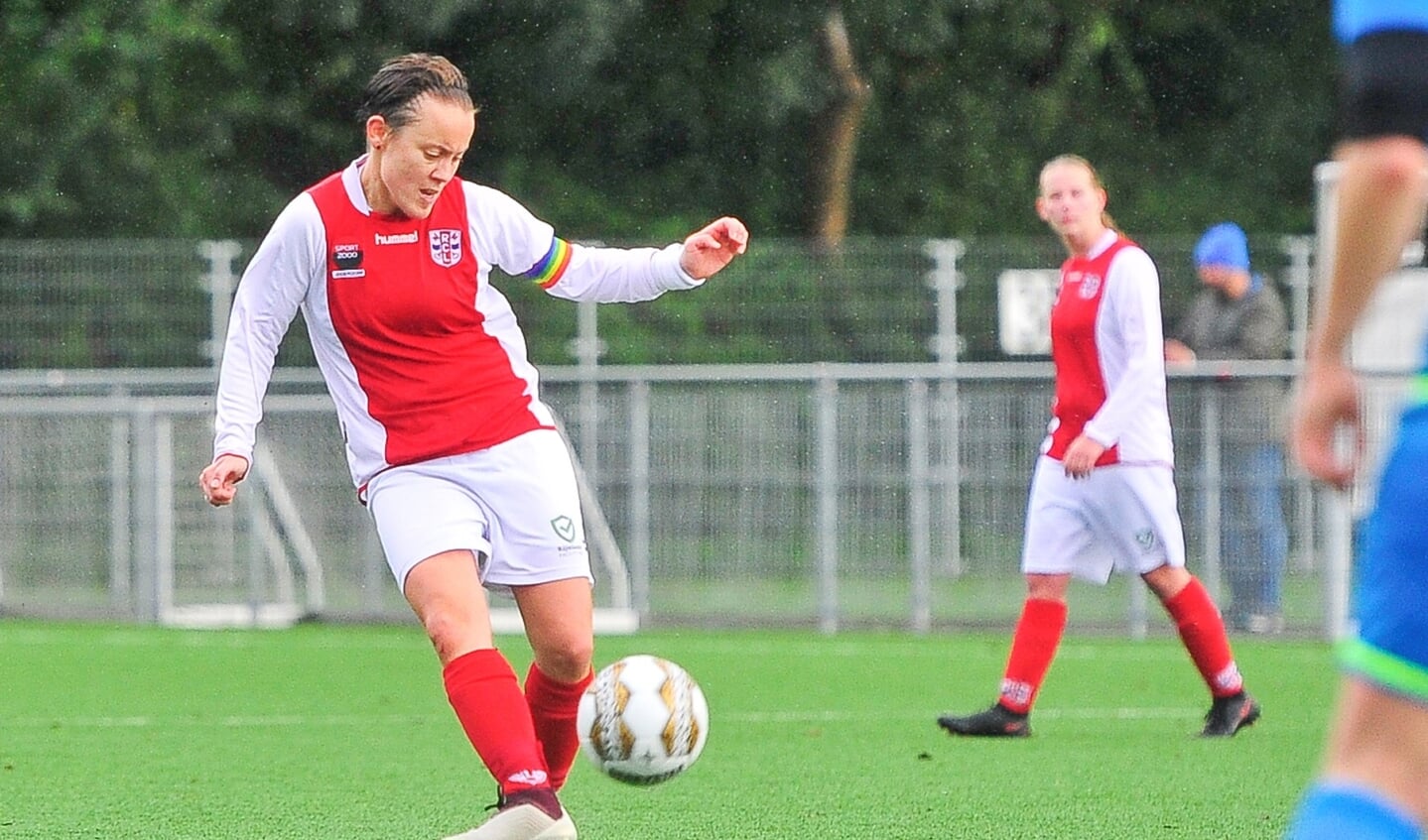 Na een pass van Sabine Hoogland maakte aanvoerster Lesley Landweer van RCL geen fout en schoot het leer vijf minuten voor tijd loeihard hoog in de touwen. De winst met 3-2 was een feit en de Racing nestelt zich in de top van de Hoofdklasse.

De pass van Sabine Hoogland op de inkomende aanvoerster van RCL Lesley Landweer. Die maakte geen fout en schoot het leer vijf minuten voor tijd loeihard hoog in de touwen. De winst met 3-2 een feit en de Racing nestelt zich in de top van de Hoofdklasse.



