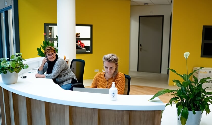<p>Links beheerder Agnes Selier van De Sterrentuin, rechts Lizzy van Veen, activeringscoach bij Incluzio. | Foto: J.P. K.</p>