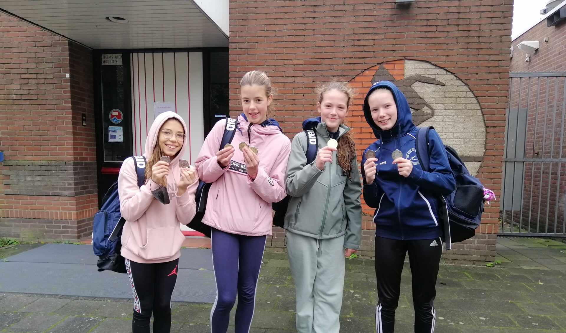 Bernadette, Tess, Loïs en Michelle wonnen allemaal een medaille.