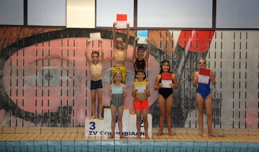 Zeven deelnemers behalen hun zwemvaardigheidsdiploma's.   