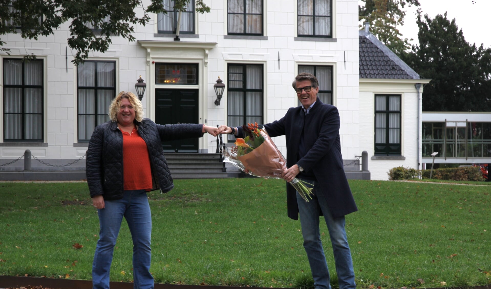 Marieke Noordermeer krijgt van Willem Heemskerk als afscheid een boks en een bloemetje.