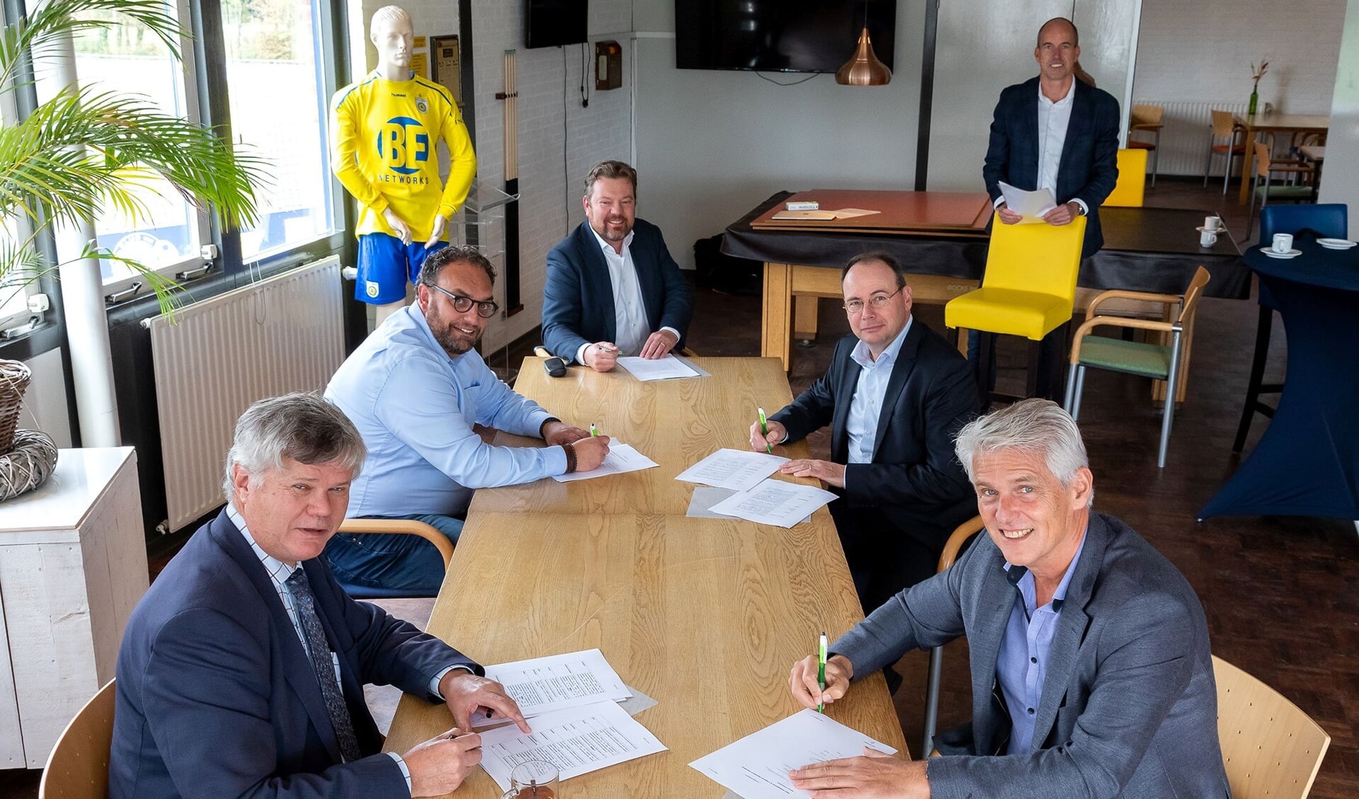De ondertekening van de aannemingsovereenkomst FC Lisse, gemeente Lisse en de aannemers Den Dubbelden en Vink Installatie Groep.