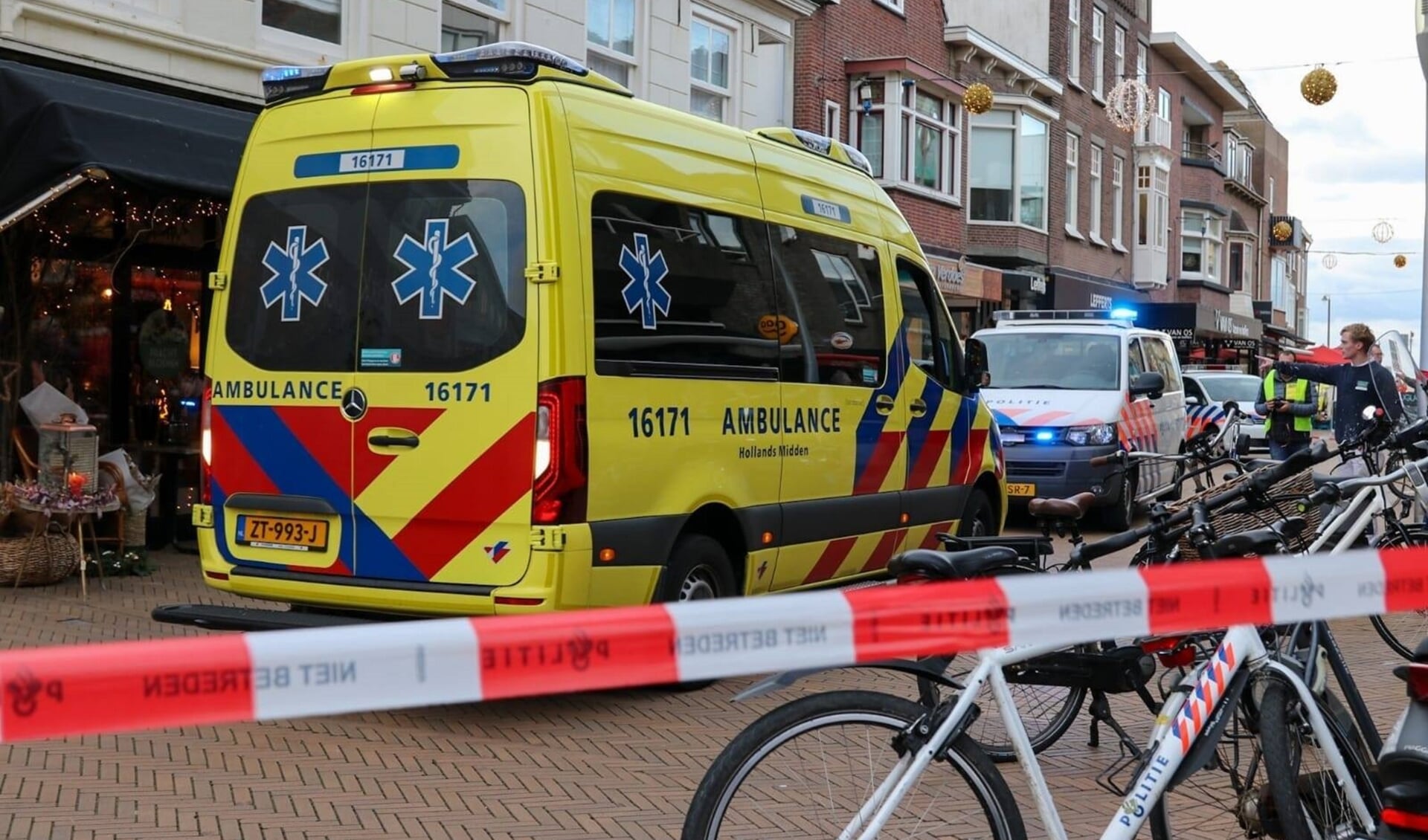 De Voorstraat stond vrijdagmiddag vol met ambulance en politieauto’s na de overval op de juwelier. | Foto: politie Katwijk