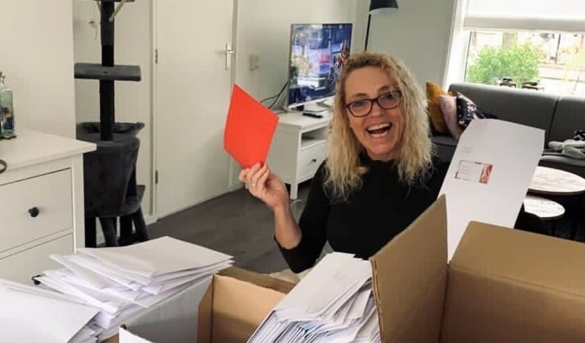 Medewerkers pakken het cadeau in.