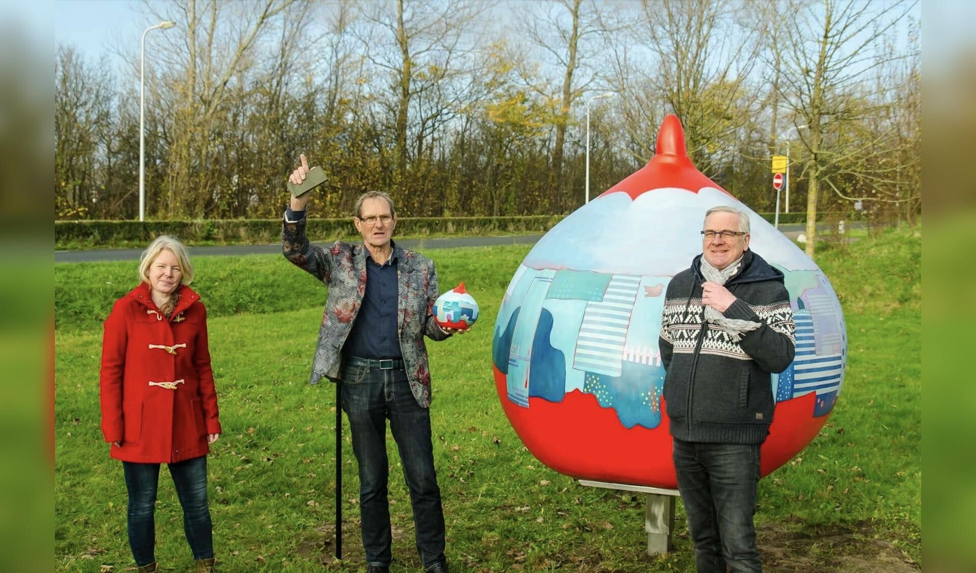 Kunstenaar Lisette Marije Eisenga, Jan van Vliet (midden) en Wil Brouwer van de Gildemeesters Bollenstreek.