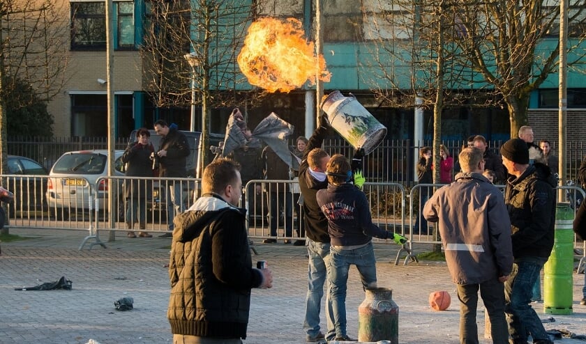 <p>Carbid bussen schieten in Kampen.</p>