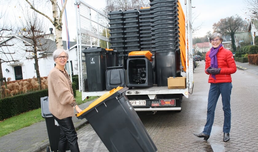 <p>Ingrid Bax ontvangt op 27 november 2020 de eerste twee minicontainers uit handen van wethouder Heleen Hooij.</p>