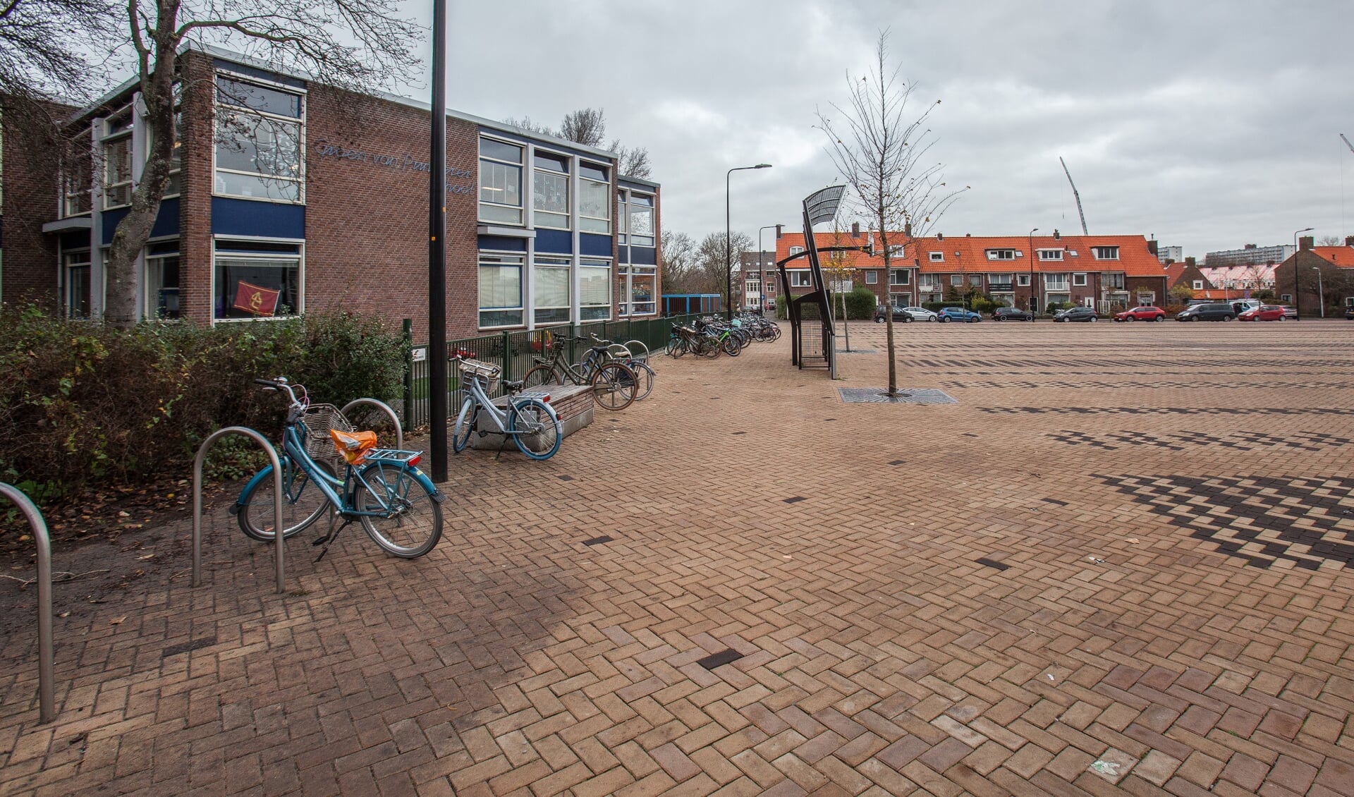 De Groen van Prinstererschool (links) aan het Marktplein in Katwijk aan Zee. | Foto: Adrie van Duijvenvoorde 