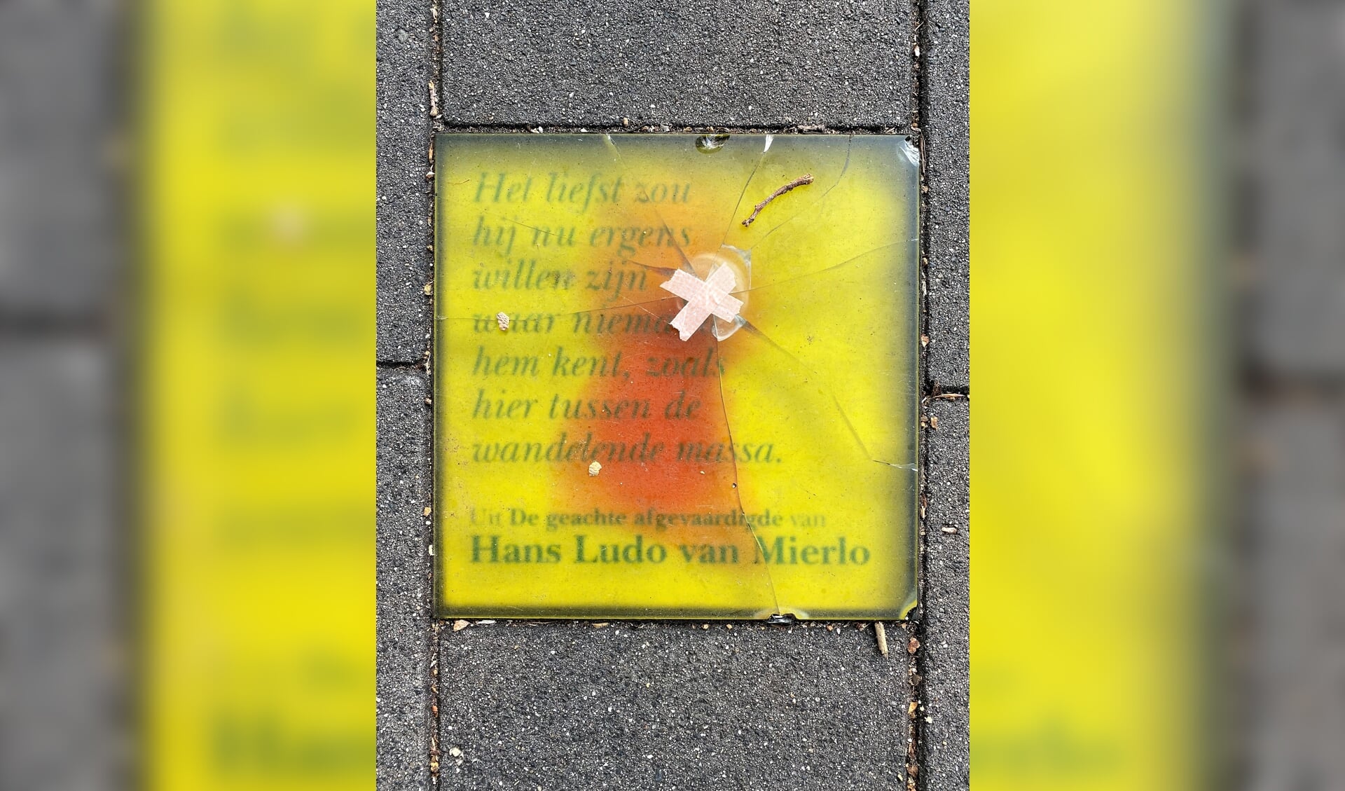 De tegel van schrijver Hans Ludo van Mierlo, die bij het oude Rabobank-gebouw ligt, is er het slechtst aan toe. | Foto's Tim Helming
