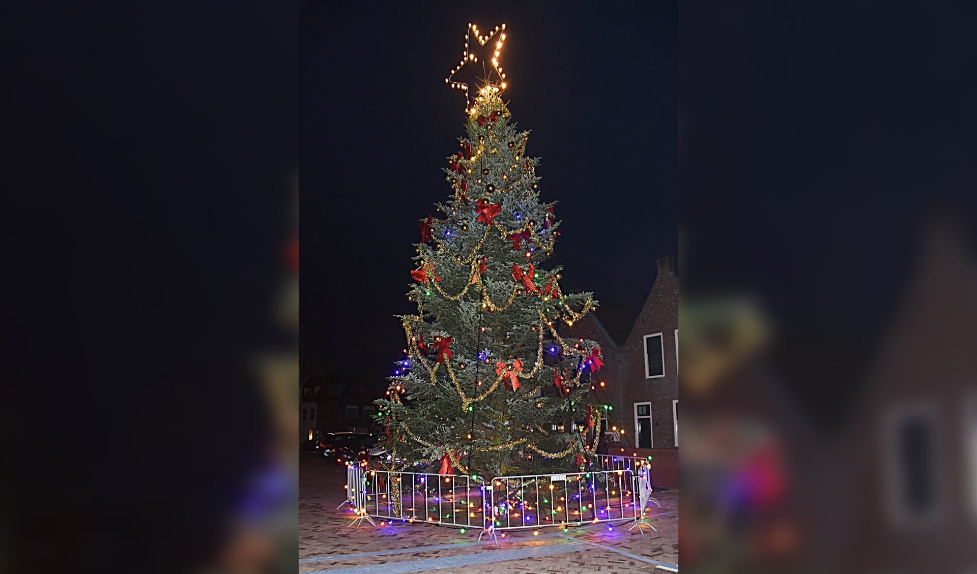 De reusachtige kerstboom op de Turfmarkt staat er weer. | Foto en tekst: Piet van Kampen