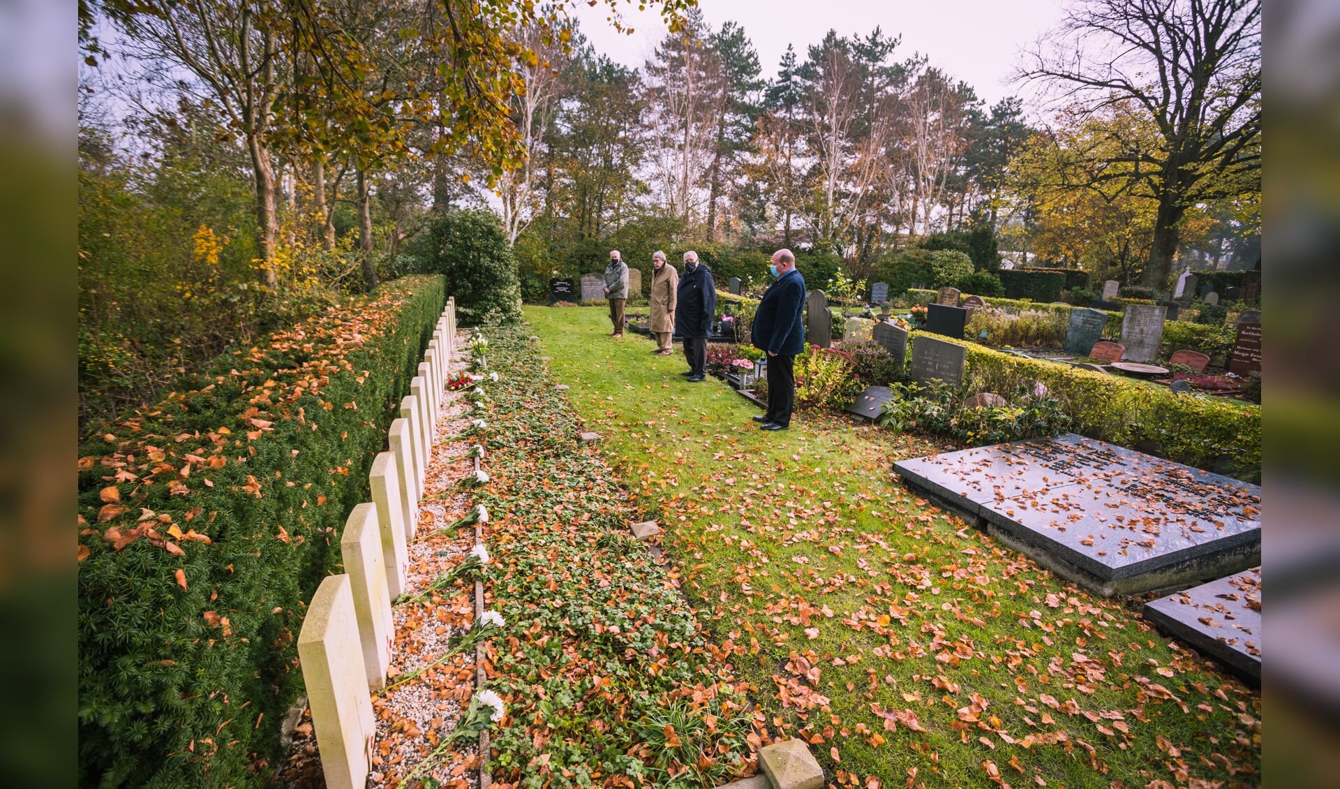 Na de bloemenlegging hielden Jaap van den Broek, Jan de Soeten, Dirk Megchelse en Leon Vlasveld een minuut eerbiedige stilte bij de graven van geallieerde soldaten op de begraafplaats bij de Groene Kerk. | 