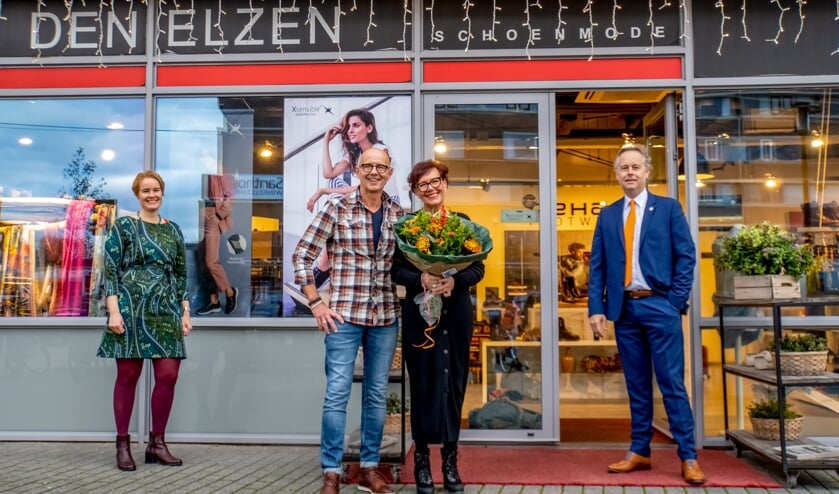 <p>LOV voorzitter Lorien de Roode en wethouder Willem Joosten legden hun eerste visite af bij het echtpaar Den Elzen van de gelijknamige schoenmodezaak.&nbsp;</p>  