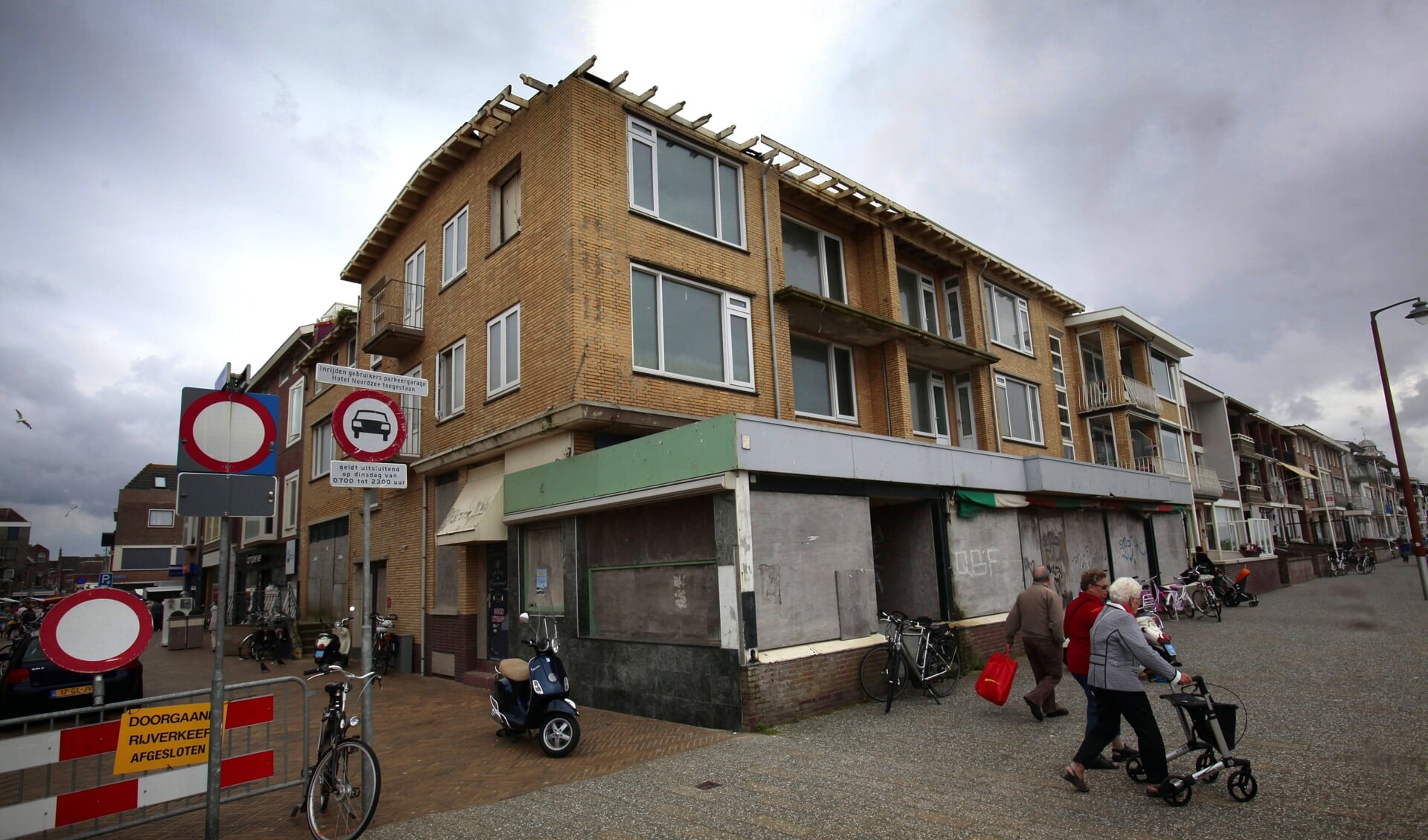 Voormalige Hotel Riche vlak voor sloop in 2013. | Foto: archief/Adrie van Duijvenvoorde