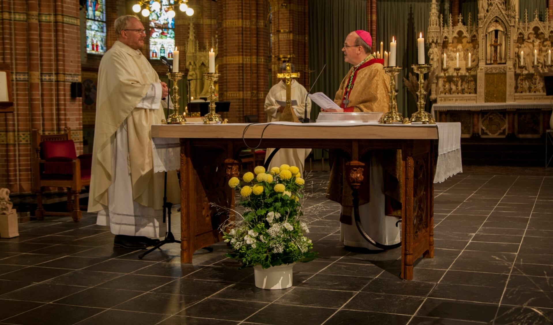 Pastoor Bosma en bisschop Van den Hende in de Agathakerk. 