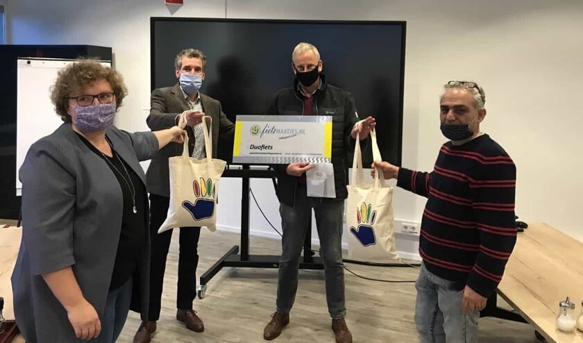 <p>Petra Duijnhoven (Fietsmaatjes Teylingen), Erik Don (Maregroep), Joop den Blanken (Fietsmaatjes Hillegom/Lisse) en Wallat Habash (Maregroep). | Foto: pr.</p>