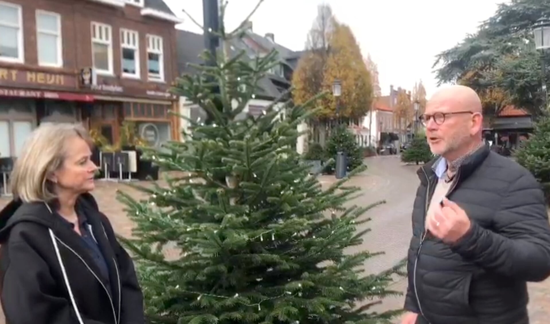 Still uit het filmpje dat op social media is geplaatst: burgemeester Lies Spruit en Ton Freriks in gesprek over de challenge.