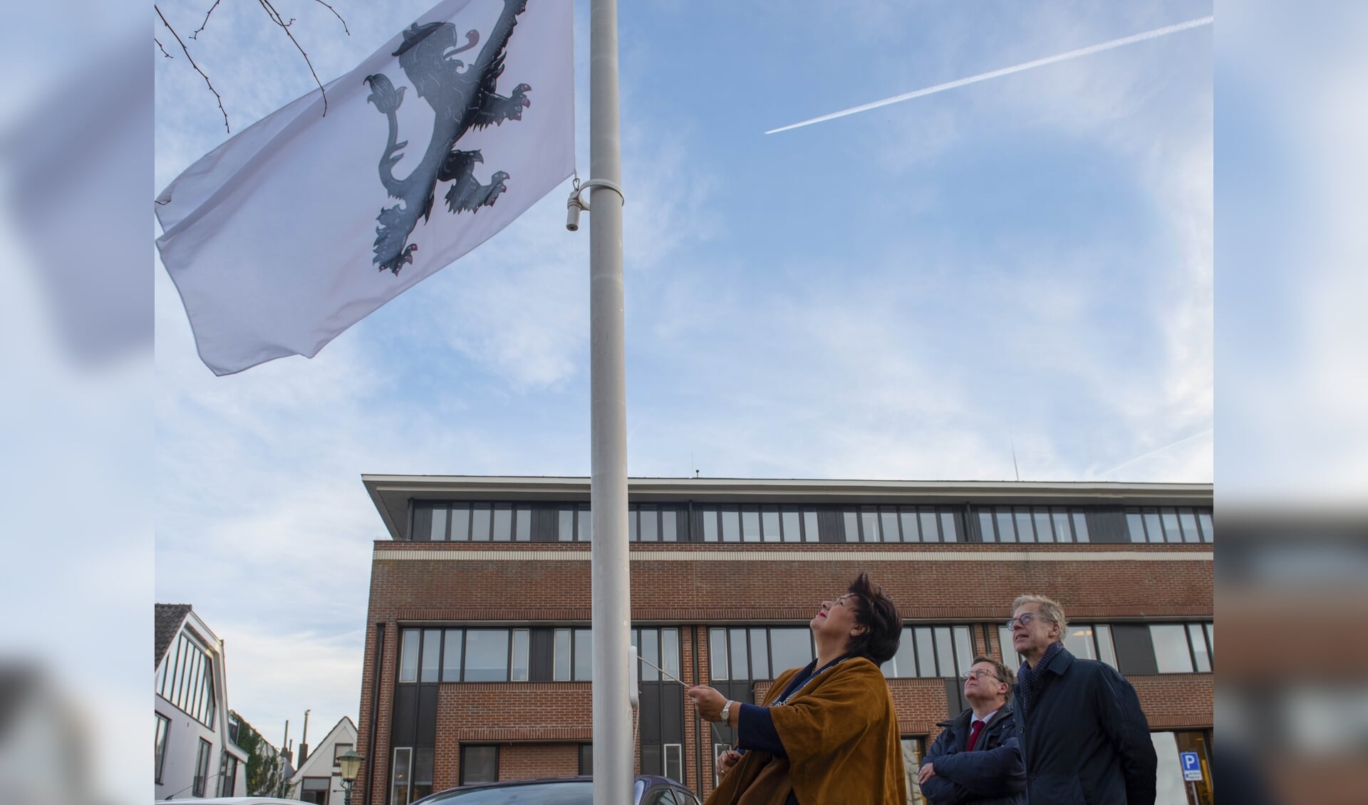 Na het uitreiken van het Wapendiploma werd in Noordwijk en Noordwijkerhout de vlag gehesen.