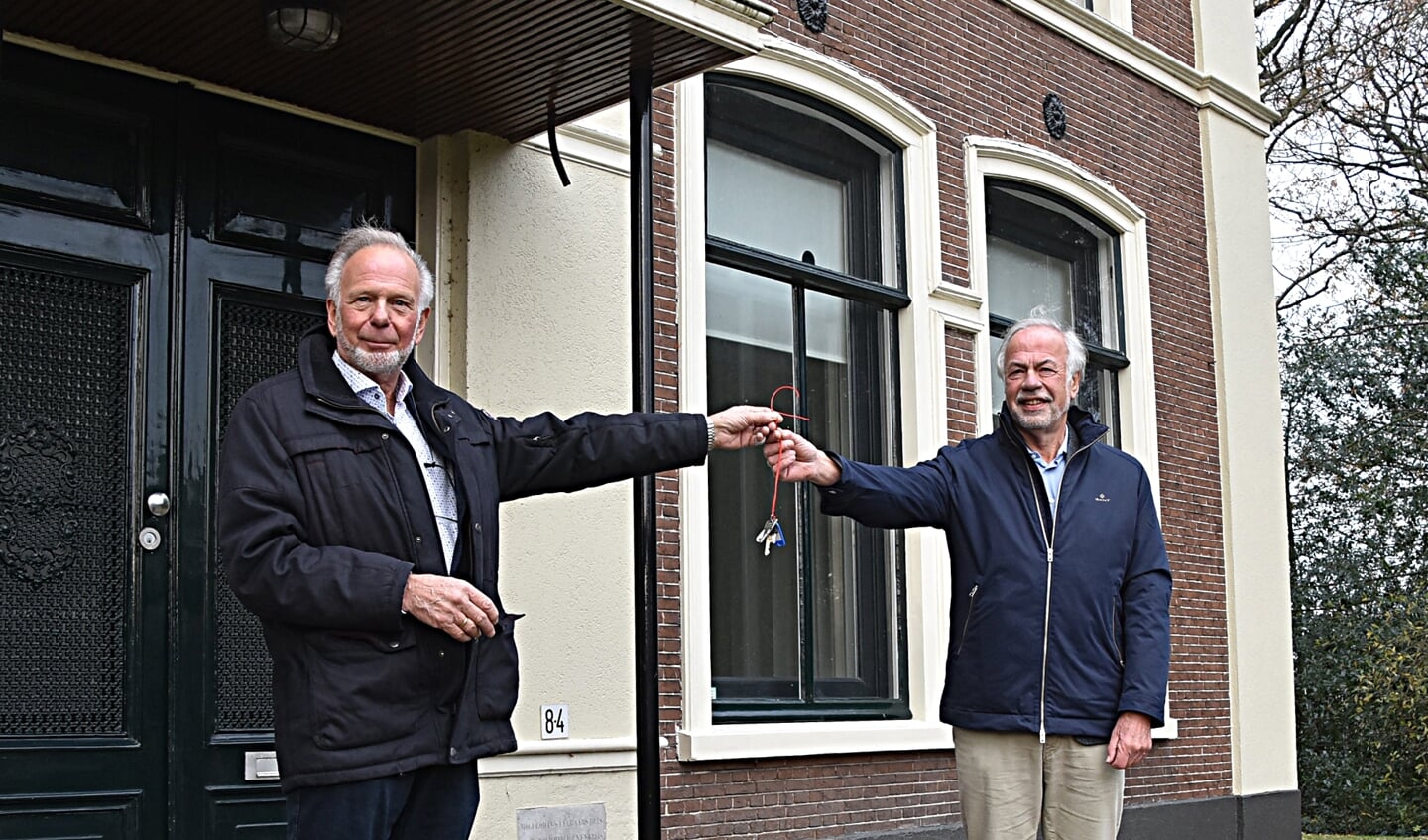 John Verbeek (l) overhandigt de sleutel aan voorzitter Aad Boer. | Foto: Piet van Kampen