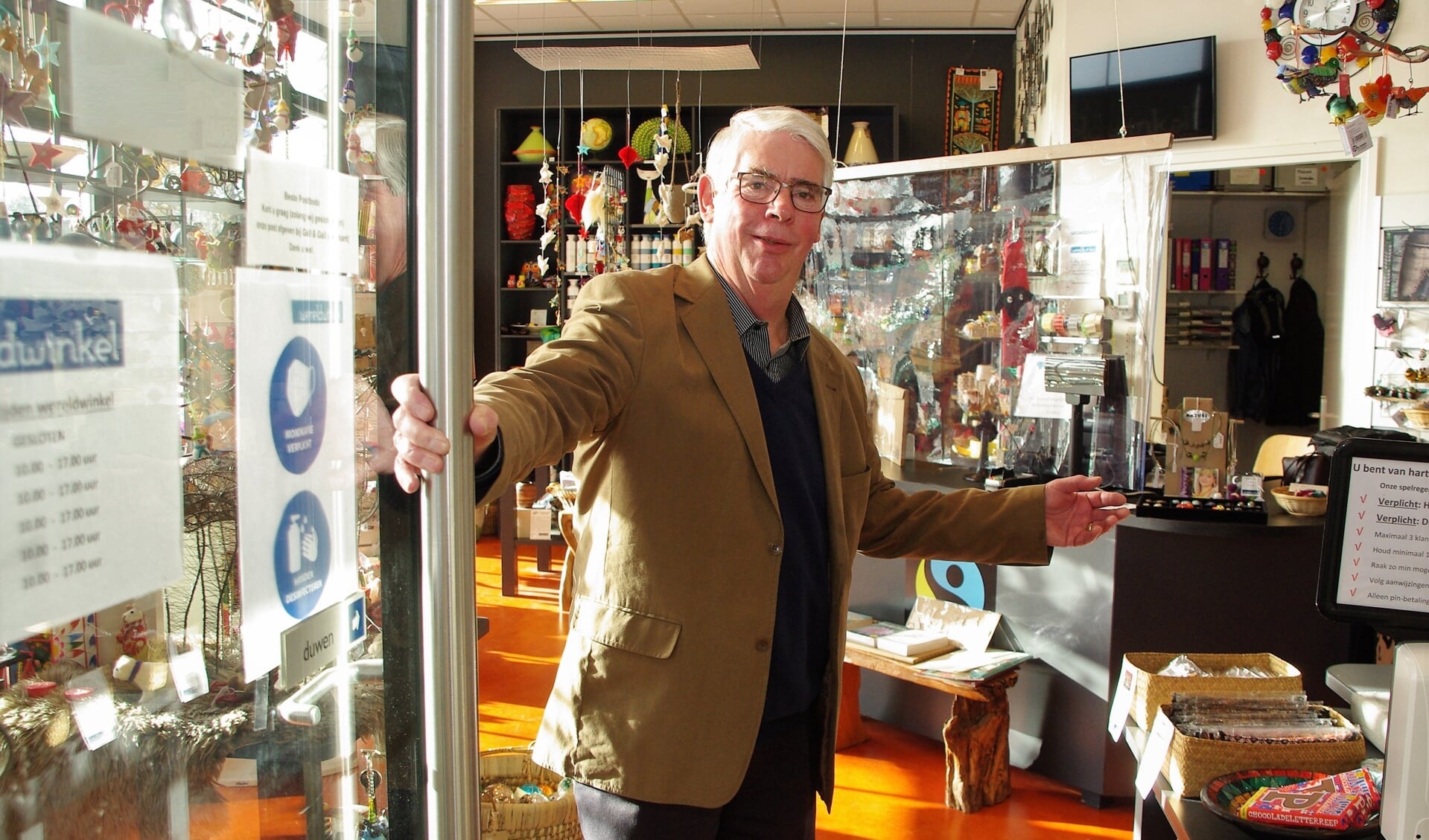 Secretaris Bert Gerritsen heet klanten van harte welkom in de gezellige Wereldwinkel. | Foto’s Willemien Timmers