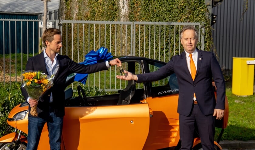 Elger Hoekstra van 
Carver overhandigt Willem  Joosten de sleutels van zijn nieuwe karretje. 
