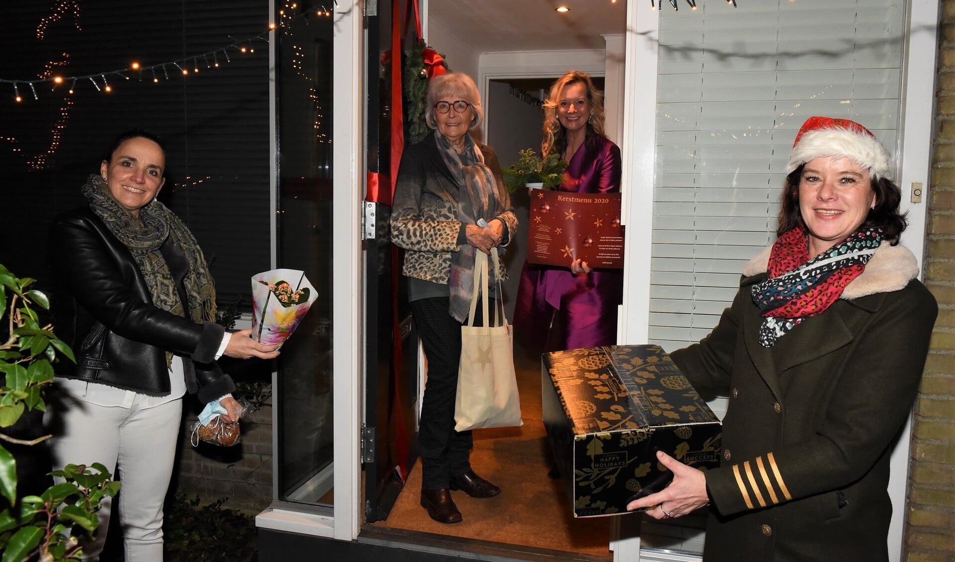Lydie Vellema en haar gast Geertje Lagas ontvangen het diner en alle extra's uit handen van Ivonne Janka (r) en Willemien Timmers. | Foto's
