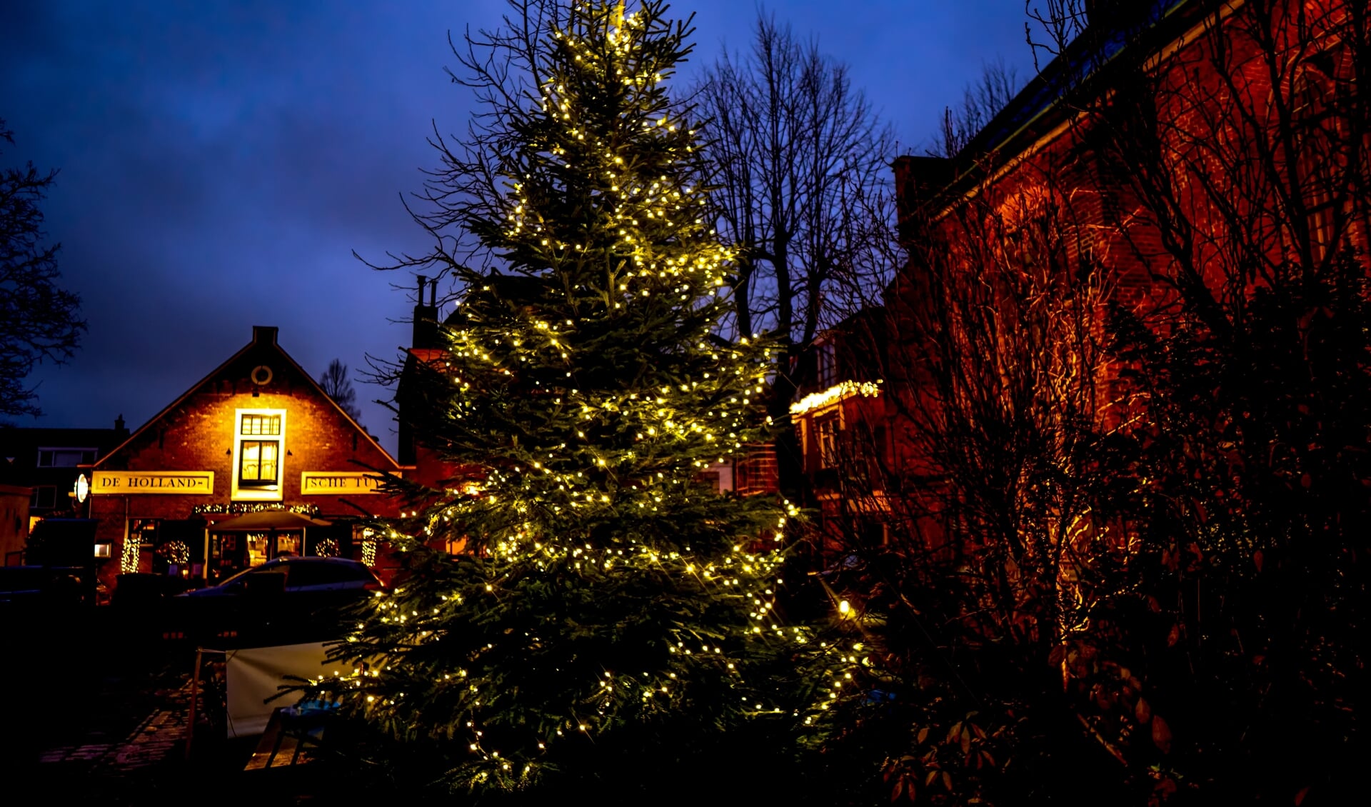 De verlichte kerstboom bij de Dorpskerk in 2020.