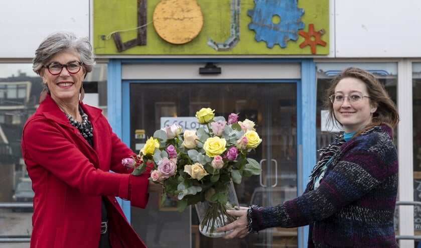 Wethouder Heleen Hooij feliciteert Lisa de Blok van de Jojo.