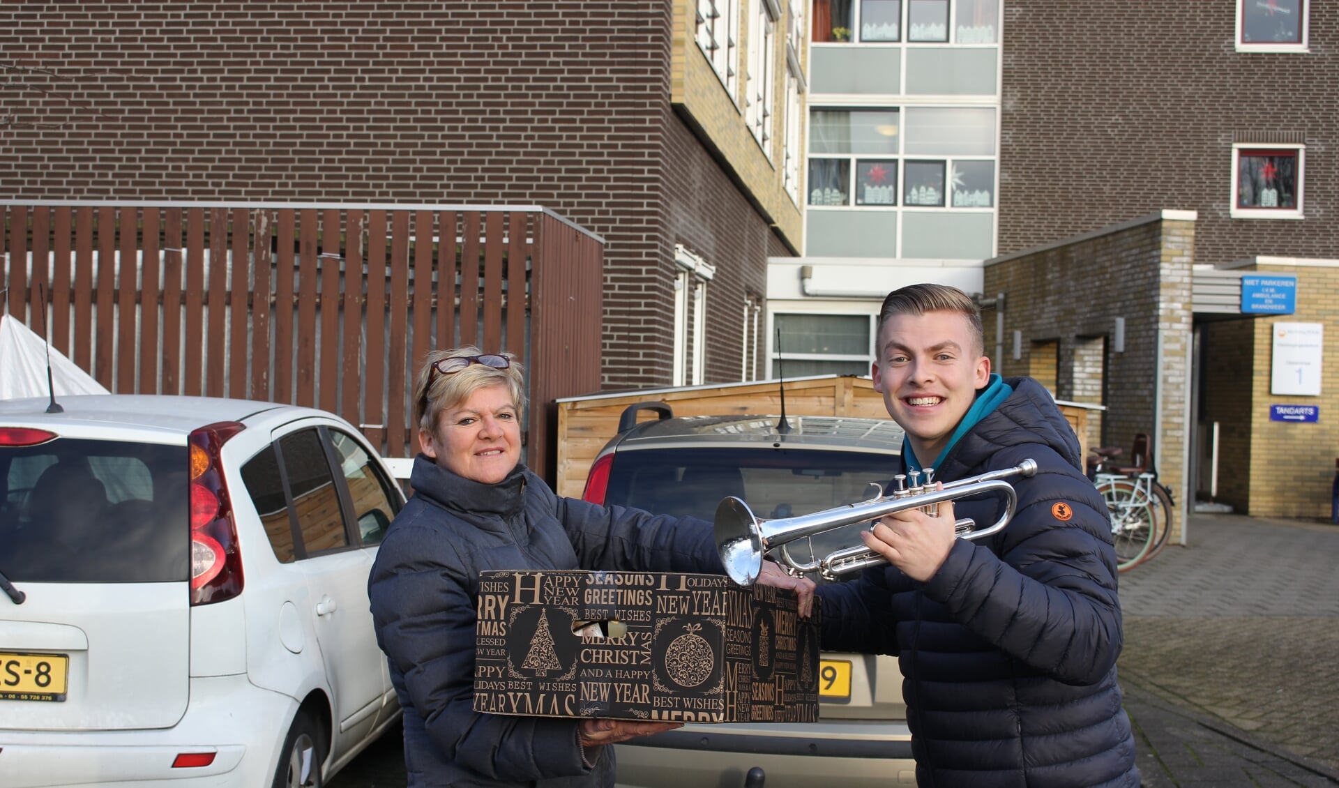 Joost Langendijk geeft haar zoon Jeffrey Parmentier het pakket. | Foto en tekst: Annemiek Cornelissen