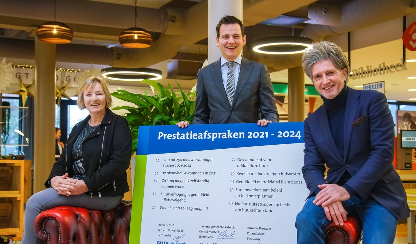 V.l.n.r. Nel van Dam (SHD), Gerard Mostert (gemeente Katwijk), Roland Marx (Dunavie). | Foto: PR