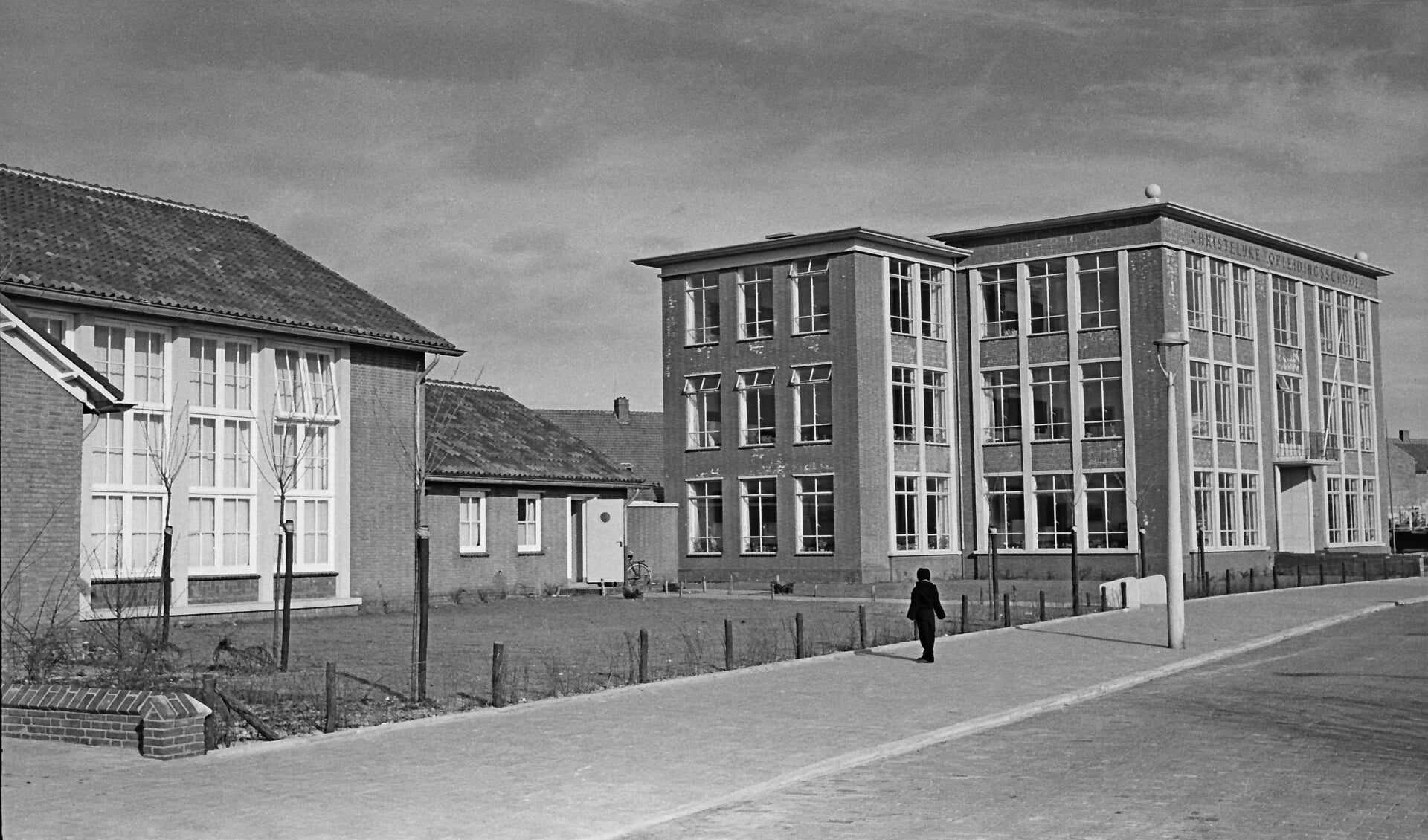 De Opleidingsschool en gymzaal (links) aan de Parklaan in haar beginjaren. | Foto: pr