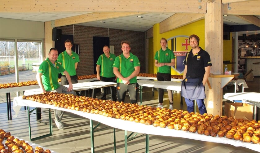 <p>Het oliebolteam 2020 van FCO. | Foto Willemien Timmers</p>