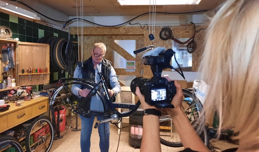 <p>Wil van der Lans aan het werk in de fietsenrepareerplaats in de Jojo. | Foto: pr.</p>