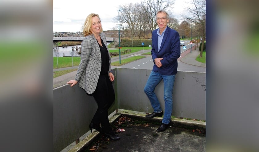<p>Douwe Splinter (rechts) met zijn opvolger, Anika Remerij. 'Ik herken de energie.' | Foto Willemien Timmers</p>